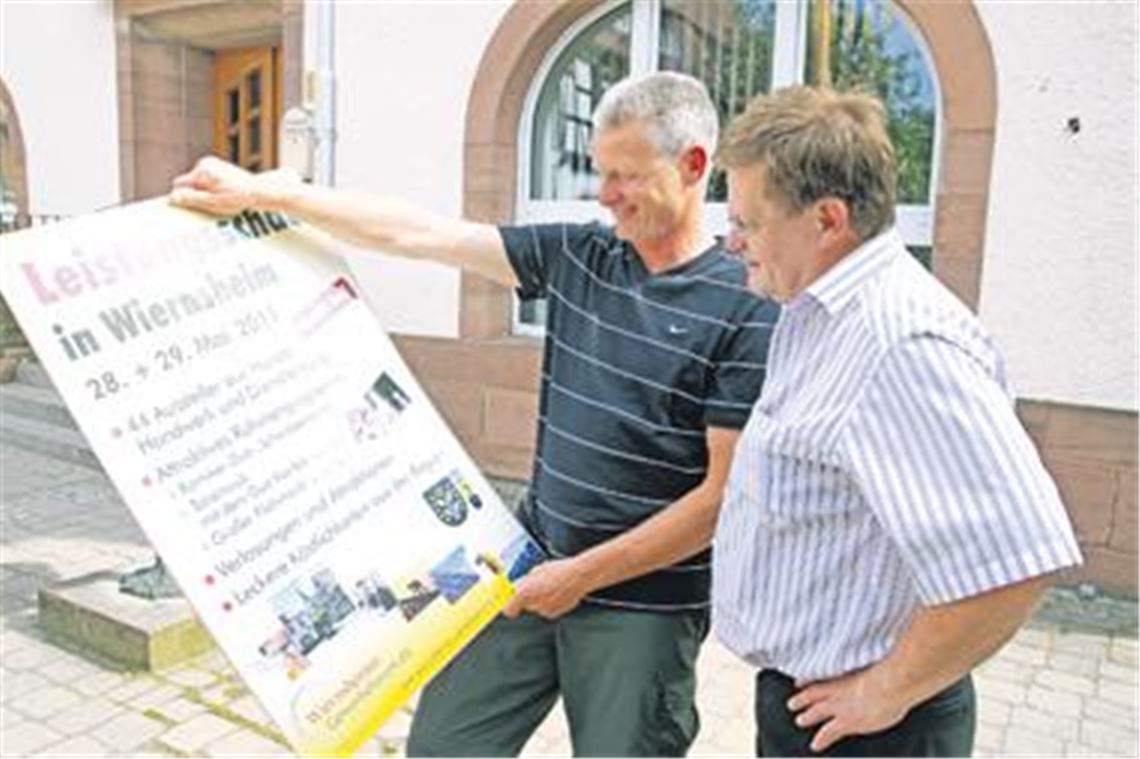 Schulterschluss: In den Vorbereitungen für die Leistungsschau ziehen das Gewerbeforum (li. Vorsitzender Gerhard Hudak) und die Gemeinde Wiernsheim (re. Bürgermeister Karlheinz Oehler) genauso an einem Strang wie in der Auseinandersetzung mit einem Berliner Geschäftsmann namens Wersche, der das alleinige Recht auf diese Bezeichnung für sich beansprucht. 
Foto: Franz