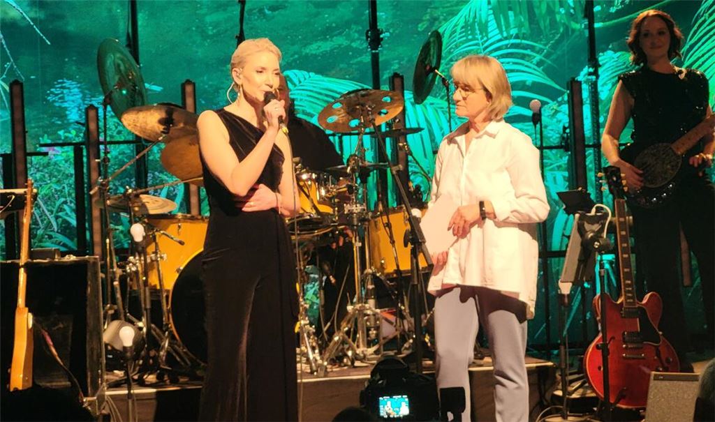 Schulterschluss für Familien mit schwerstbehinderten Kindern: Sängerin Verena Handl und Karin Eckstein von der Familienherberge Lebensweg. Foto: Harry Keller Fotografie