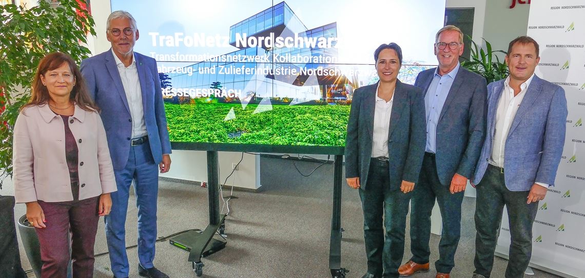 Schulterschluss für die Region (v.li.): Annette Hanfstein, Geschäftsführerin Operativ Agentur für Arbeit Nagold-Pforzheim, Landrat Helmut Riegger, Aufsichtsratsvorsitzender der WFG, Professor Dr. Rebecca Bulander von der Hochschule Pforzheim, Jochen Protzer, Geschäftsführer der WFG, und Chris Jentner, Geschäftsführer C. Jentner GmbH. Foto: privat