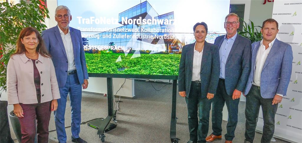 Schulterschluss für die Region (v.li.): Annette Hanfstein, Geschäftsführerin Operativ Agentur für Arbeit Nagold-Pforzheim, Landrat Helmut Riegger, Aufsichtsratsvorsitzender der WFG, Professor Dr. Rebecca Bulander von der Hochschule Pforzheim, Jochen Protzer, Geschäftsführer der WFG, und Chris Jentner, Geschäftsführer C. Jentner GmbH. Foto: privat