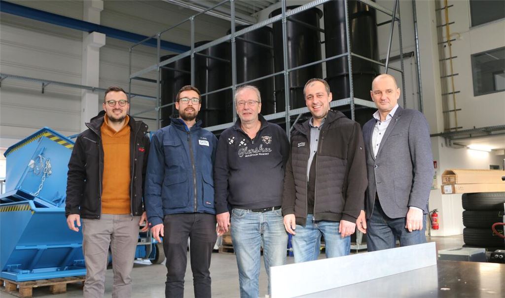 Schulterschluss für ein Leuchtturm-Projekt (v. li.): Nick Burkhardt, Mitglied der Geschäftsleitung der Firma Corthum Erdenwerke, Fabian und Ulrich Geltz von der Firma Geltz Umwelt-Technologie, Thomas Gutjahr, Betriebsleiter der Biogasanlage in den Waldäckern, und Roland Jans, Geschäftsführer der Stadtwerke Mühlacker, vor einem Bauteil der neuen Upcycling-plus-Anlage. Foto: Eier