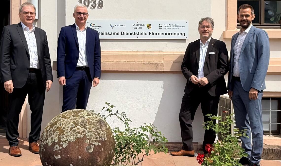 Schulterschluss (v. li.): Präsident Dieter Ziesel vom Landesamt für Geoinformation und Landentwicklung, Landrat Dr. Christoph Schnaudigel (Karlsruhe), Landrat Professor Dr. Christian Dusch ( Rastatt) und Landrat Bastian Rosenau (Enzkreis) bei der Einweihung der gemeinsamen Dienststelle für Flurneuordnung in Karlsruhe. Foto: privat