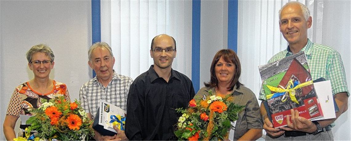 Schultes Harald Eiberger (Mitte) verabschiedet die Gemeinderäte (v. li.): Susi Rapp, Rudolf Krauth, Heidi Murschel und Armin Pauli. Foto: Goertz