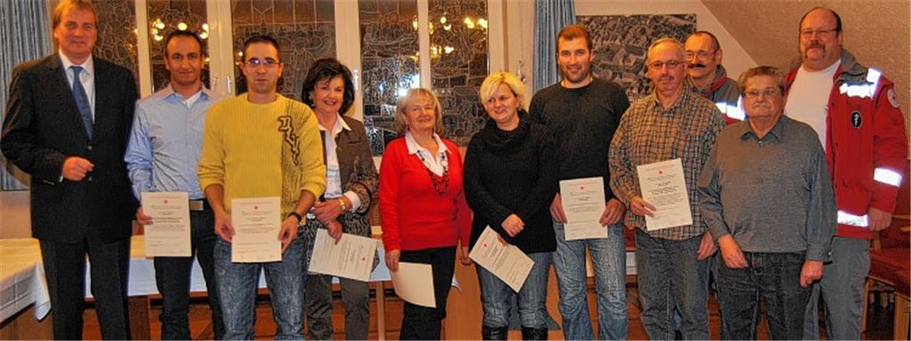 Schultes Heinz-Peter Hopp (li.) ehrt Bürger der Stadt für zehn- bis 75-maliges Blutspenden mit den Ehrennadeln samt Urkunden des Deutschen Roten Kreuzes. Mit auf dem Bild: Mitglieder der Knittlinger DRK-Bereitschaft samt Bereitschaftsführer Hans-Joachim Smilowski (re.). Foto: Haller