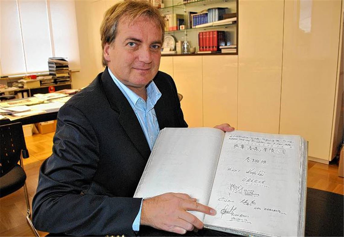 Schultes Heinz-Peter Popp freut sich über internationalen Besuch in seiner Stadt. Das Foto rechts beweist, dass Faust kreativ macht. Besucher dekorieren das Gästebuch mit Zeichnungen. 