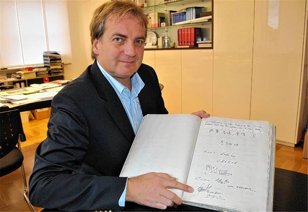 Schultes Heinz-Peter Popp freut sich über internationalen Besuch in seiner Stadt. Das Foto rechts beweist, dass Faust kreativ macht. Besucher dekorieren das Gästebuch mit Zeichnungen. 