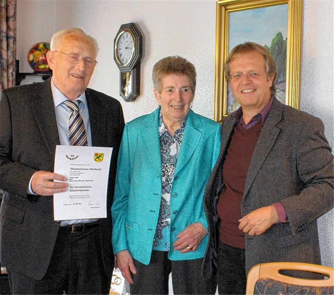Schultes Henle (re.) gratuliert Doris und Günter Hill zur diamantenen Hochzeit. 