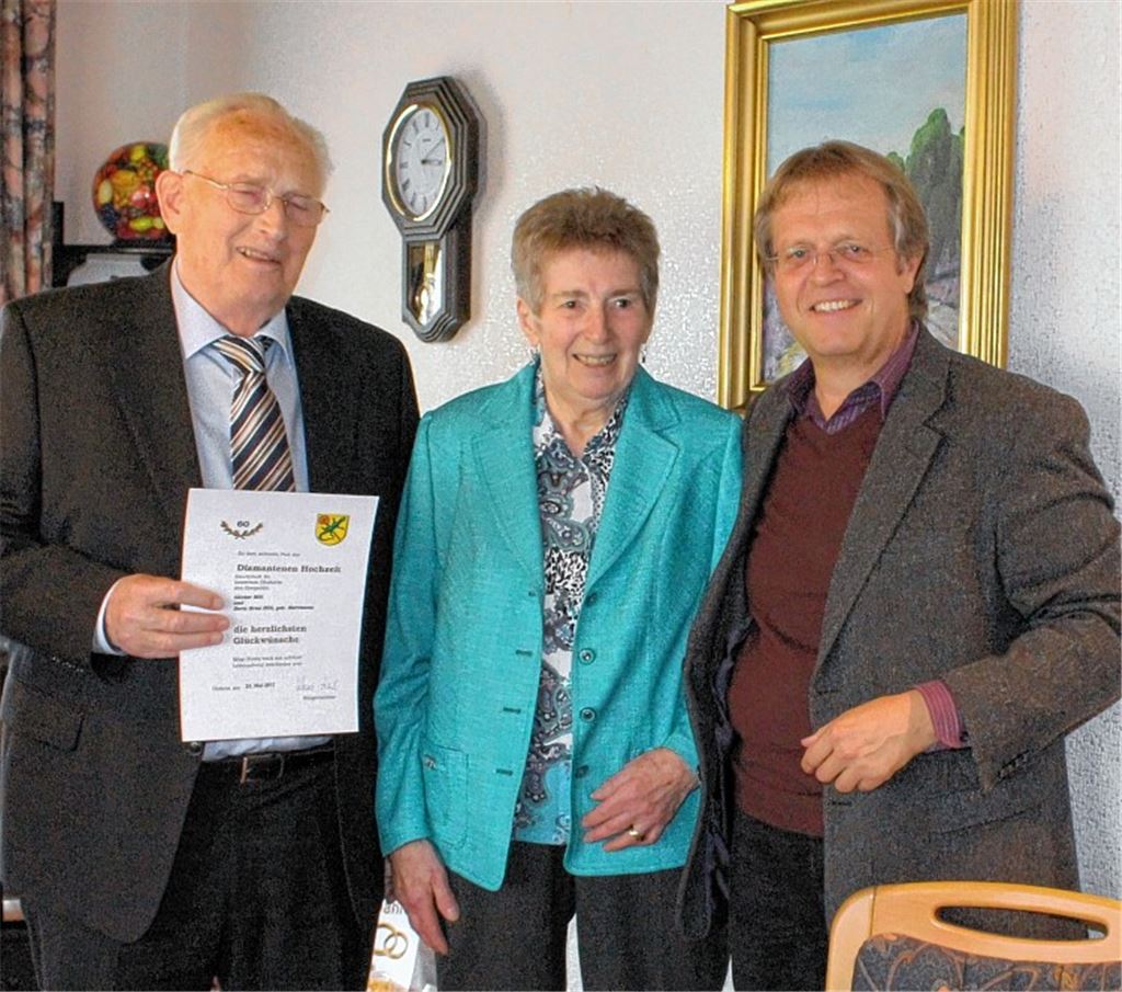Schultes Henle (re.) gratuliert Doris und Günter Hill zur diamantenen Hochzeit. 