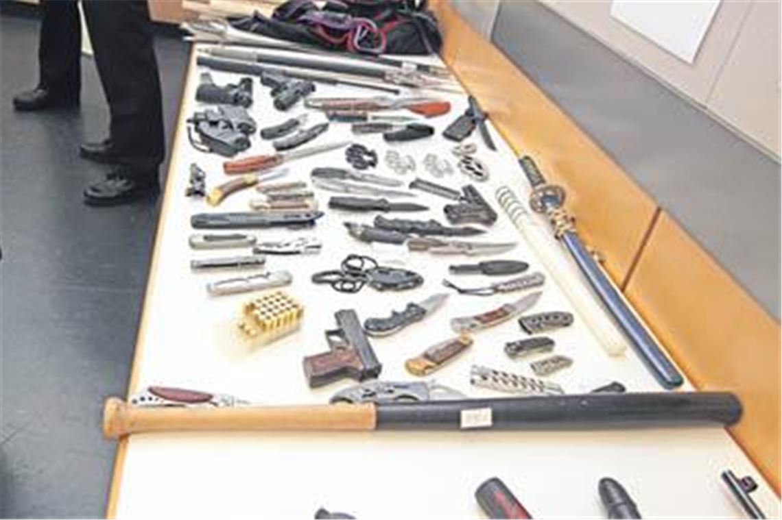 Schusswaffen, Schwerter, Messer: Das Foto zeigt nur einen Teil der von der Polizei bei den Hells Angels sichergestellten Waffen.
Foto: Sadler