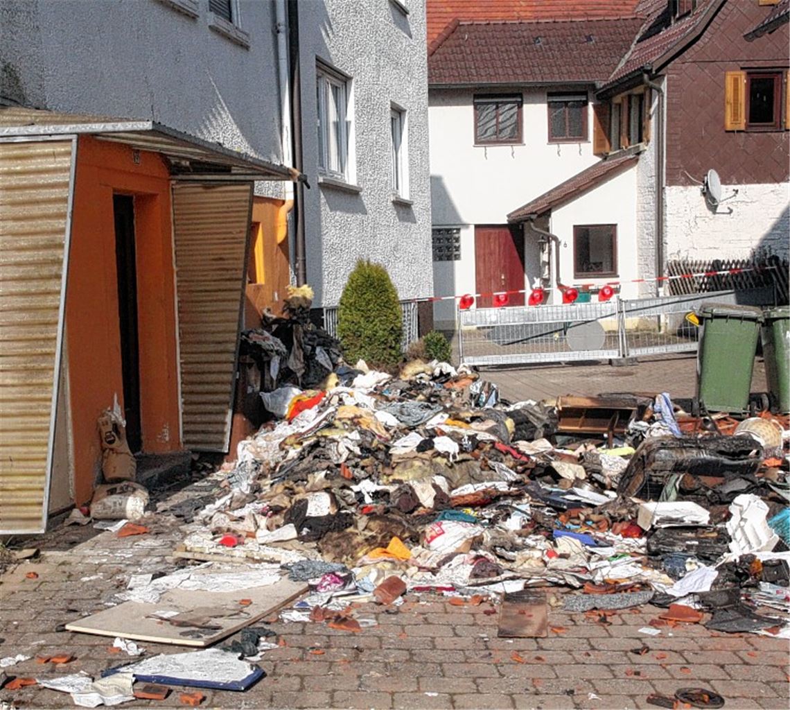 Schuttberge vor der Türe: Das Haus Hintere Gasse 15 in Ötisheim, das am Samstagabend durch ein Feuer stark verwüstet wurde, ist bis auf weiteres unbewohnbar.