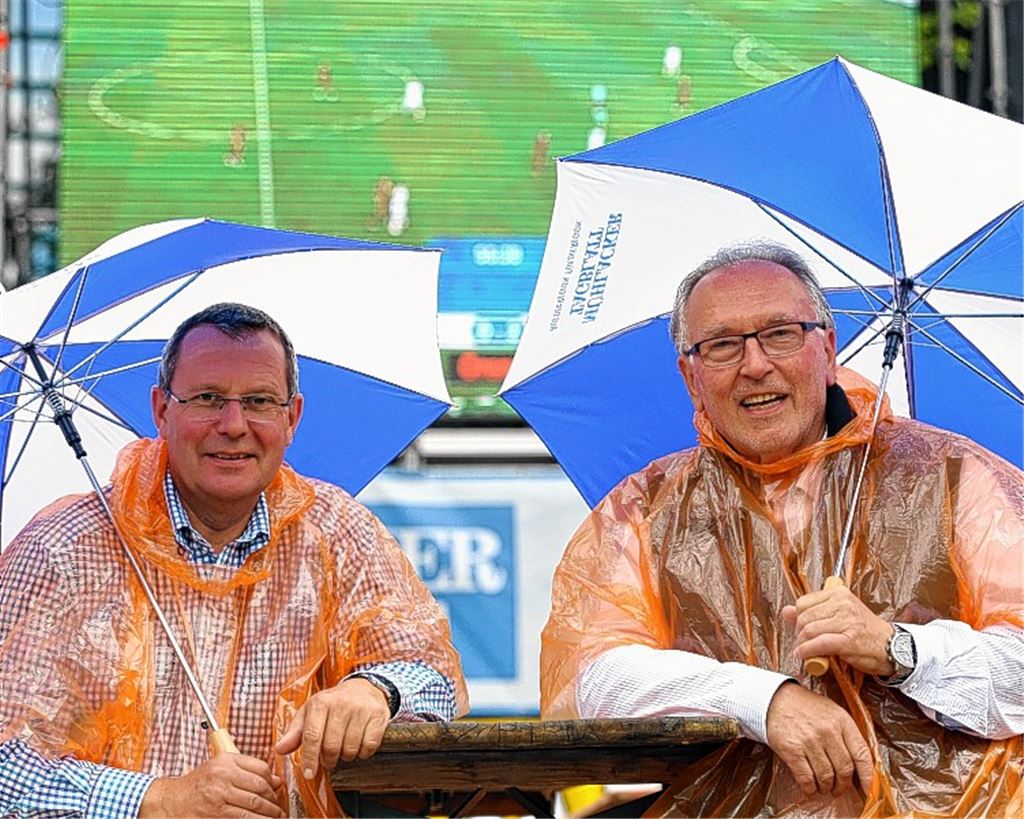 Public Viewing: Regencapes und Schirme für Fans
