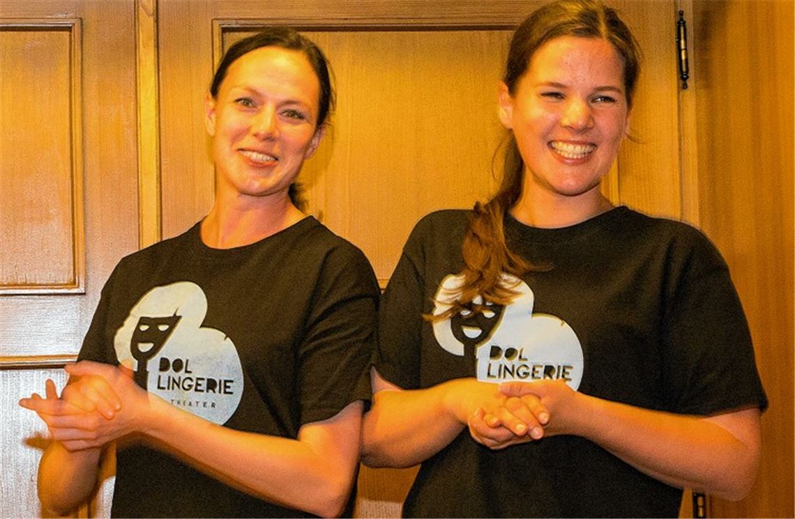 „Schwäbisch macht sexy“, finden (v.li.) Christina Rieth und Felixa Dollinger als Schwäbin und „Neigschmeckte“.