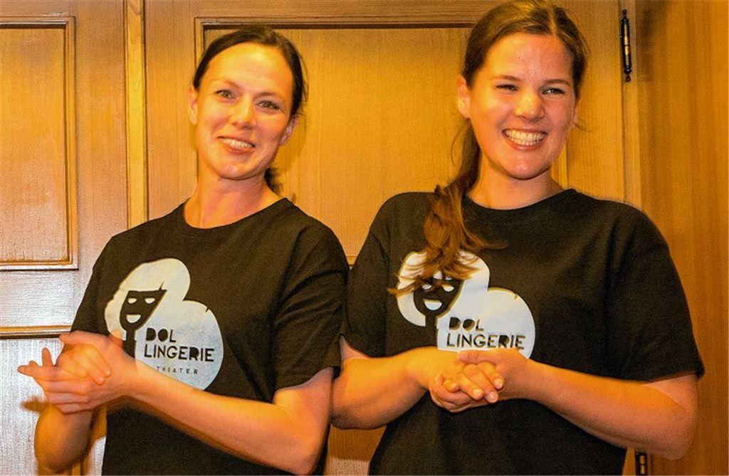 „Schwäbisch macht sexy“, finden (v.li.) Christina Rieth und Felixa Dollinger als Schwäbin und „Neigschmeckte“.