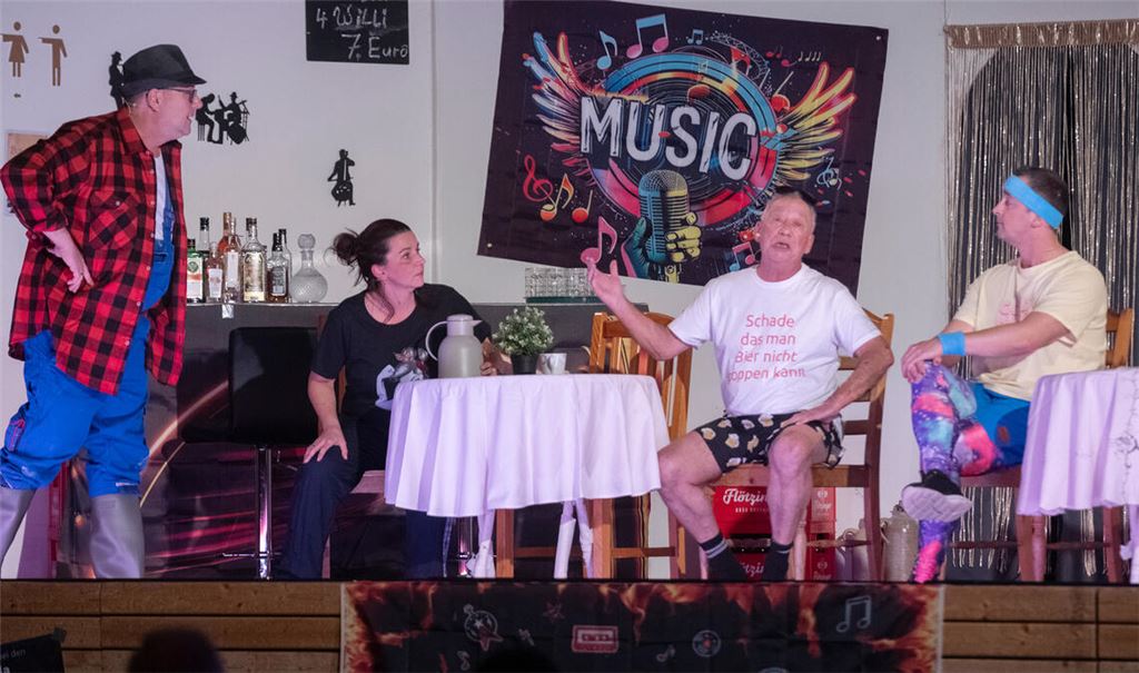 Schwäbischer Schwank in der Pinacher Waldenserhalle: Gregor Krügle (Volker Auracher, 3.v.li.)) befürchtet, dass seine Musikkneipe geschlossen wird. Foto: Fotomoment