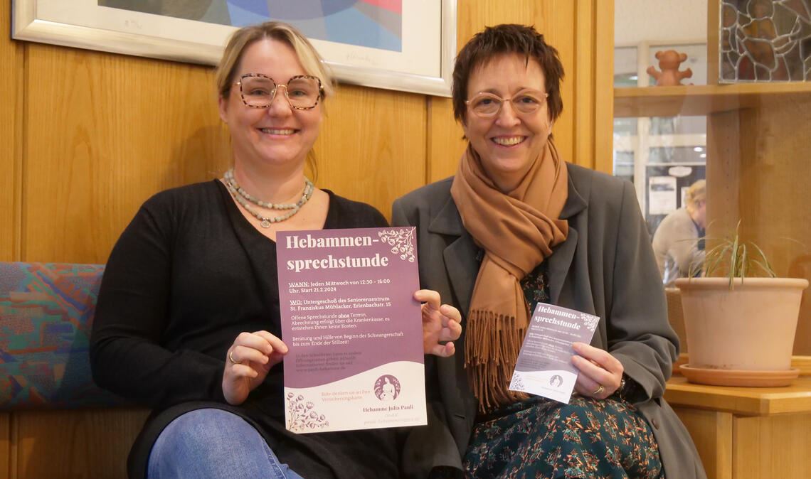 Schwangere Frauen, die keine Hebamme gefunden haben, können ab dem 21. Februar jeweils mittwochs zwischen 12.30 Uhr und 16 Uhr in die Hebammensprechstunde ins Mehrgenerationenhaus kommen, die Julia Pauli (li.) und Alexandra Rapp bei einem Pressegespräch vorstellen. Foto: Friedrich