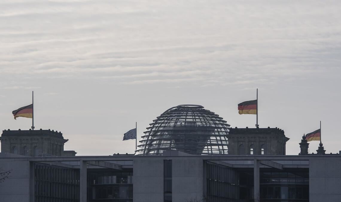 Schwarz-Rot-Gold statt Blau-Gelb am Reichstag (Archiv/Symbol).