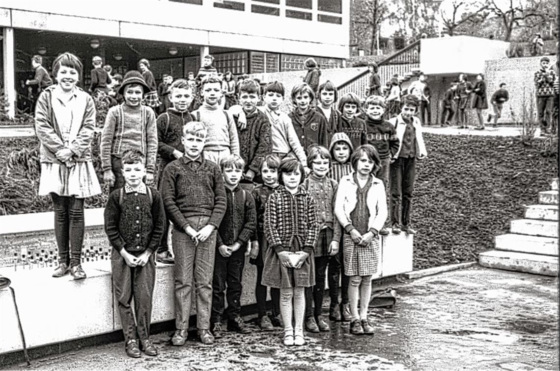Schwarz-Weiß-Gruppenfoto statt Selfie: Keine Jeans, keine Mobiltelefone und die Hände brav verschränkt – eine Momentaufnahme aus einer anderen Zeit.