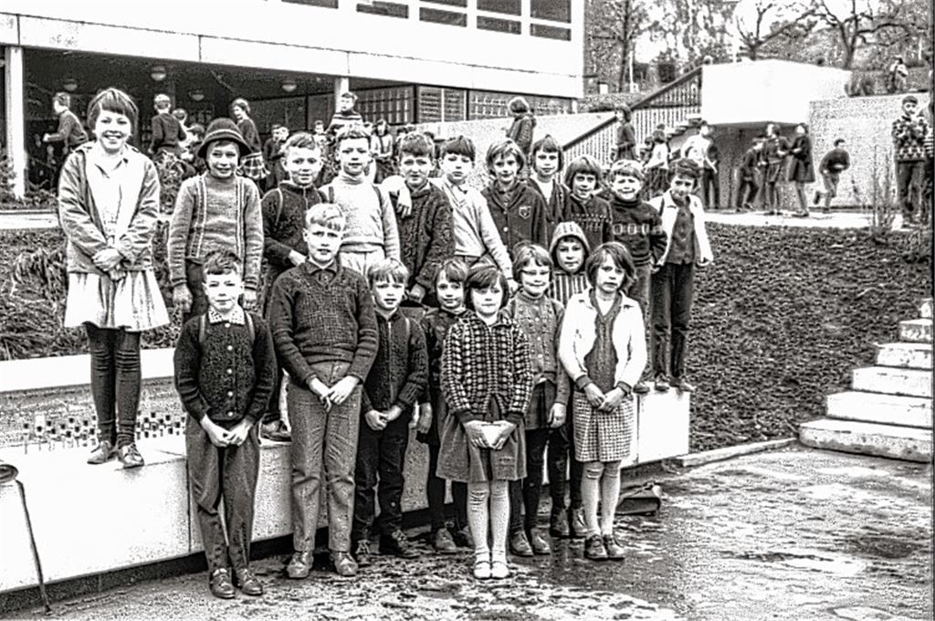 Schwarz-Weiß-Gruppenfoto statt Selfie: Keine Jeans, keine Mobiltelefone und die Hände brav verschränkt – eine Momentaufnahme aus einer anderen Zeit.