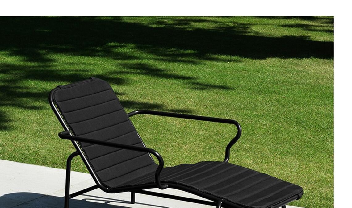 Schwarz geht immer  – mit horizontaler Linienführung: gepolsterte Liege „Vig.