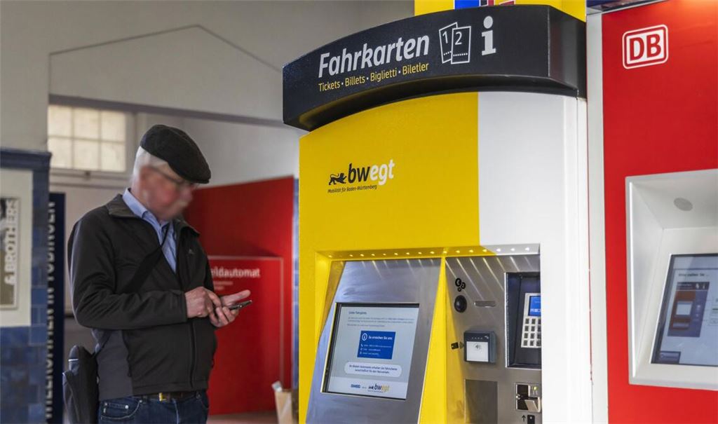 Schwarz-gelb-weiß in den Landesfarben statt im DB-Rot: so werden künftig immer mehr Fahrkartenautomaten aussehen.