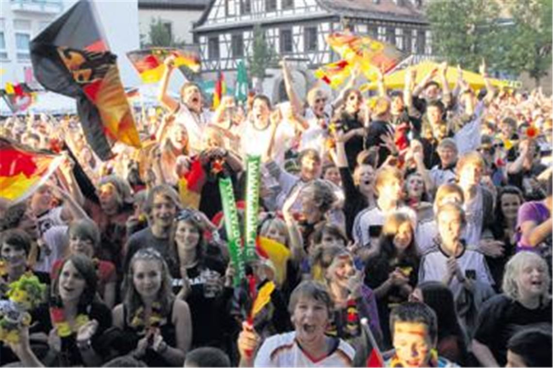 Schwarze Wogen, rote Brandung, goldene Wellengipfel  die weißen Deutschlandtrikots gewissermaßen als Gischt. Public Viewing auf dem Kelterplatz ist fast wie Party am Strand. Foto: Eigner