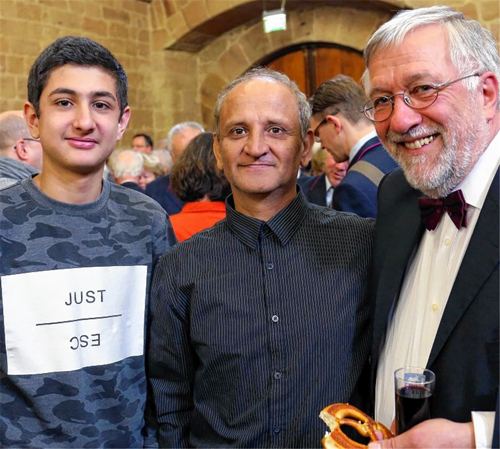 Schwarzer Humor auf Tastendruck: „Just escaped“ freut sich Familie Kohsar aus Afghanistan über eine gelungene Flucht und das Willkommen von Pfarrer Hansjörg Lechler.