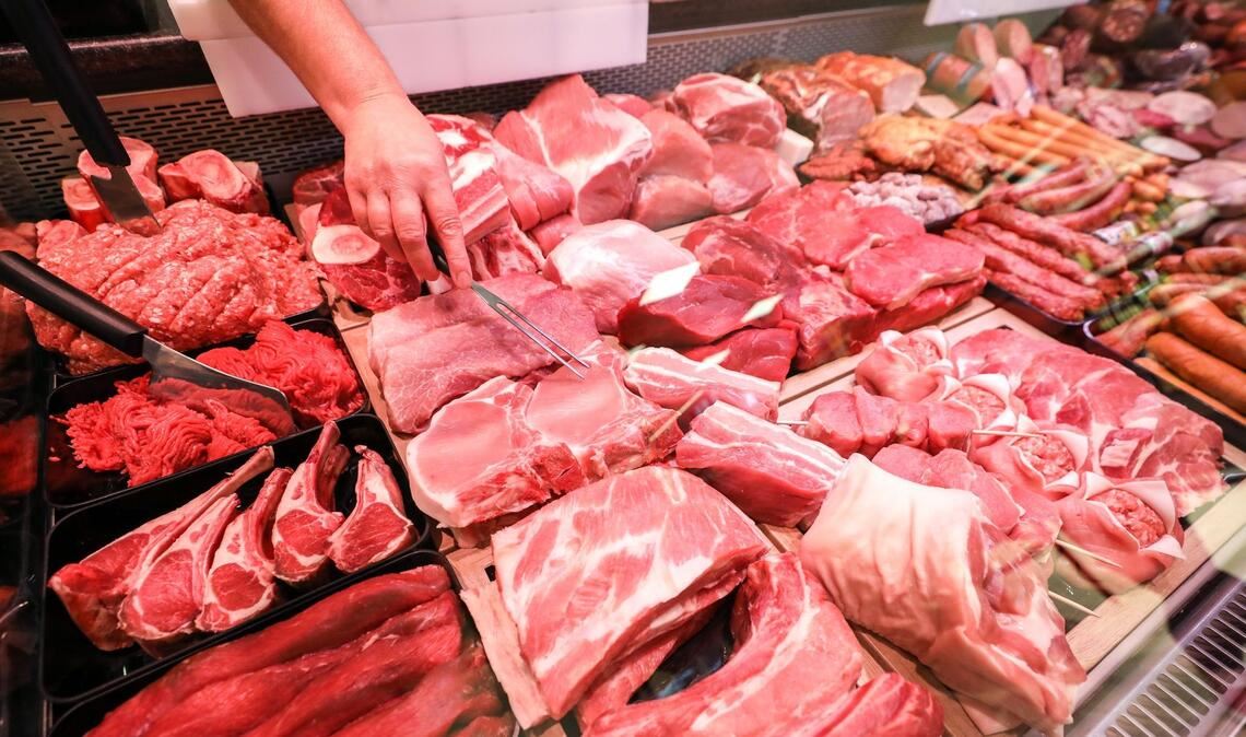 Schweinefleisch und Rindfleisch liegen in einer Fleischtheke in einem Supermarkt: Die Kunden  sollen bei mehr Fleischwaren zukünftig mehr Klarheit über das Herkunftsland der Tiere bekommen.