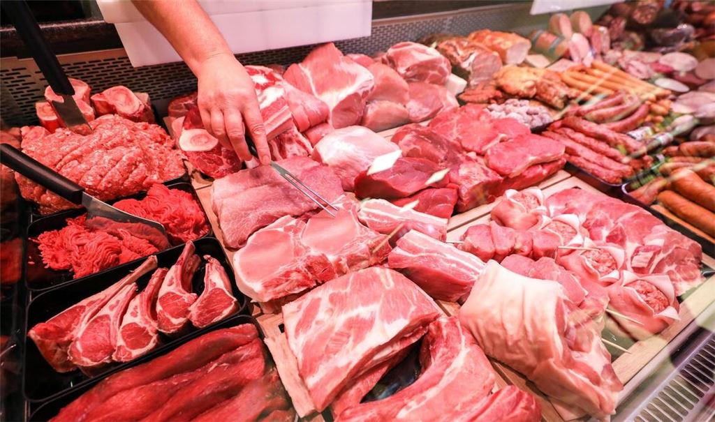 Schweinefleisch und Rindfleisch liegen in einer Fleischtheke in einem Supermarkt: Die Kunden  sollen bei mehr Fleischwaren zukünftig mehr Klarheit über das Herkunftsland der Tiere bekommen.