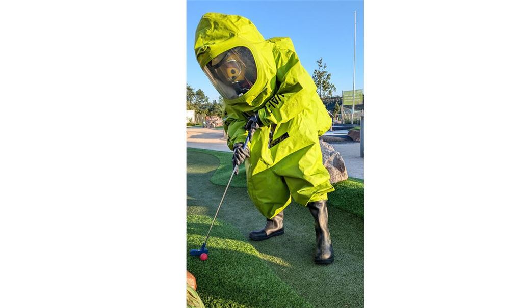 Schweißtreibende Übung: Adventure-Golf im Chemikalienschutzanzug. Foto: privat