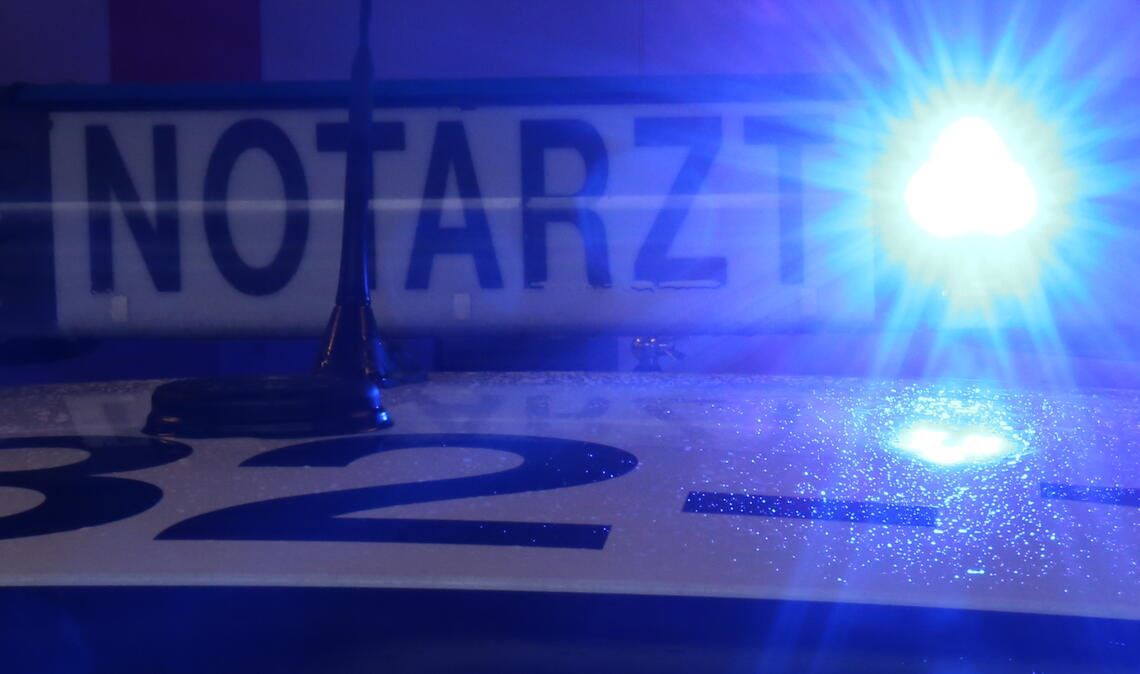 Schwer verletzte Jugendliche wird vom Rettungsdienst zur Behandlung in eine Klinik gebracht. Symbolfoto: Archiv/Huber