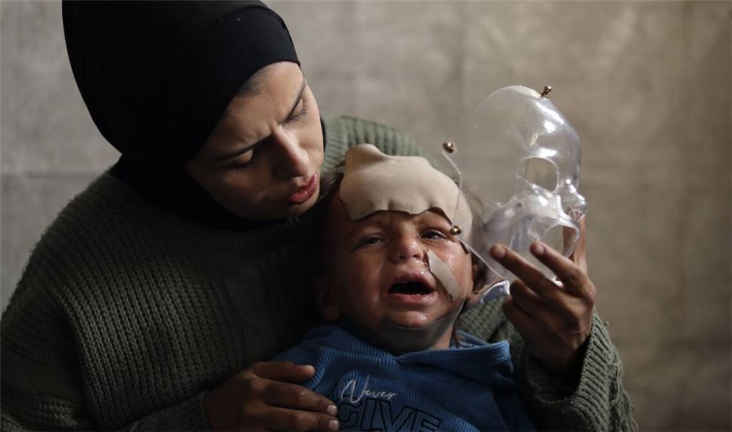 Schwer verletztes palästinensisches Kind im Gazastreifen. Angesichts der katastrophalen Lage in Gaza fordert die israelische Organisation Ärzte für Menschenrechte die Haftentlassung von 14 palästinensischen Ärzten (Archivfoto).
