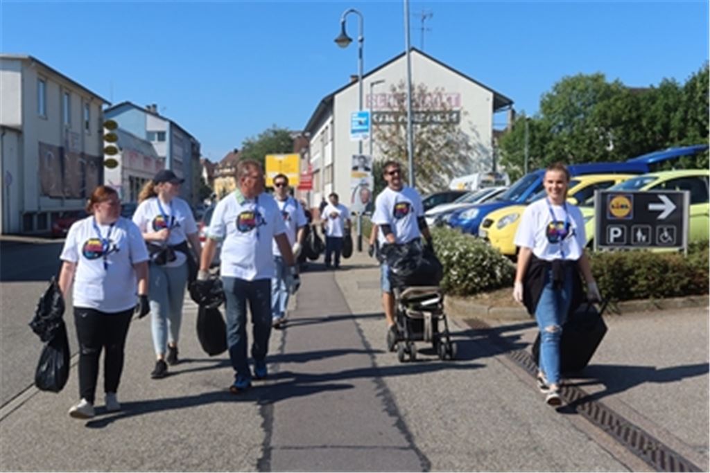 Schwerbepackt: Nicht nur volle Mülltüten, sondern auch ein defekter Buggy und ein kaputter Rollkoffer werden vom „Let‘s clean Mühlacker“-Team eingesammelt.Fotos: Deeg/Recken/privat