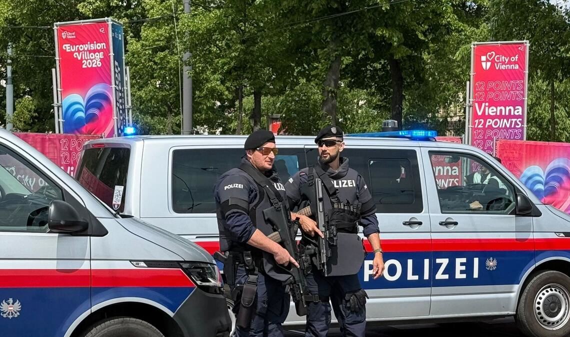 Schwerbewaffnete Polizisten bewachen das ESC-Village.