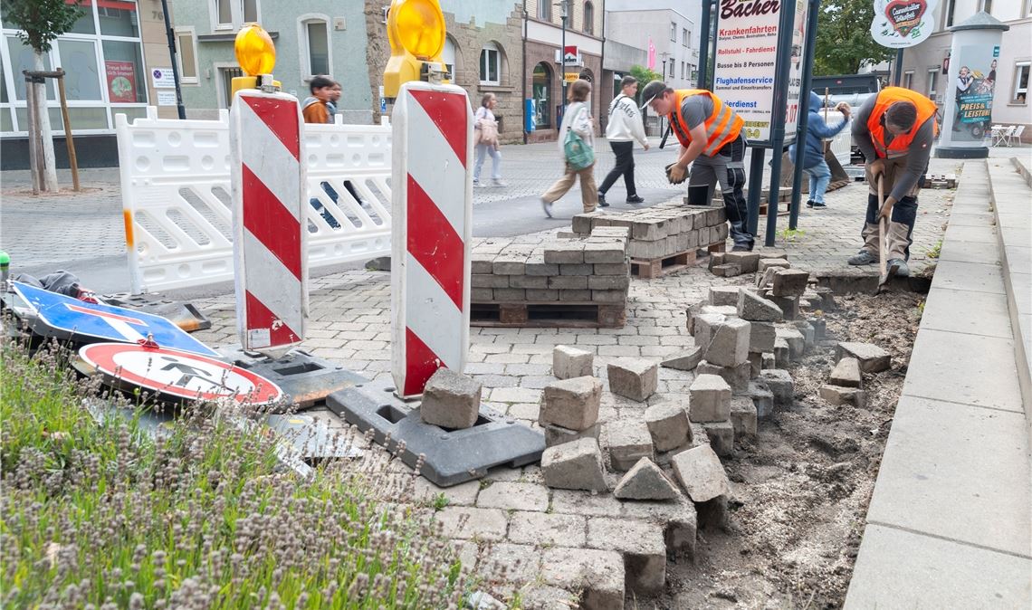 Schwere Handarbeit müssen die Bauarbeiter am Fuchslocher-Platz verrichten. Fotos: Deeg/Fotomoment