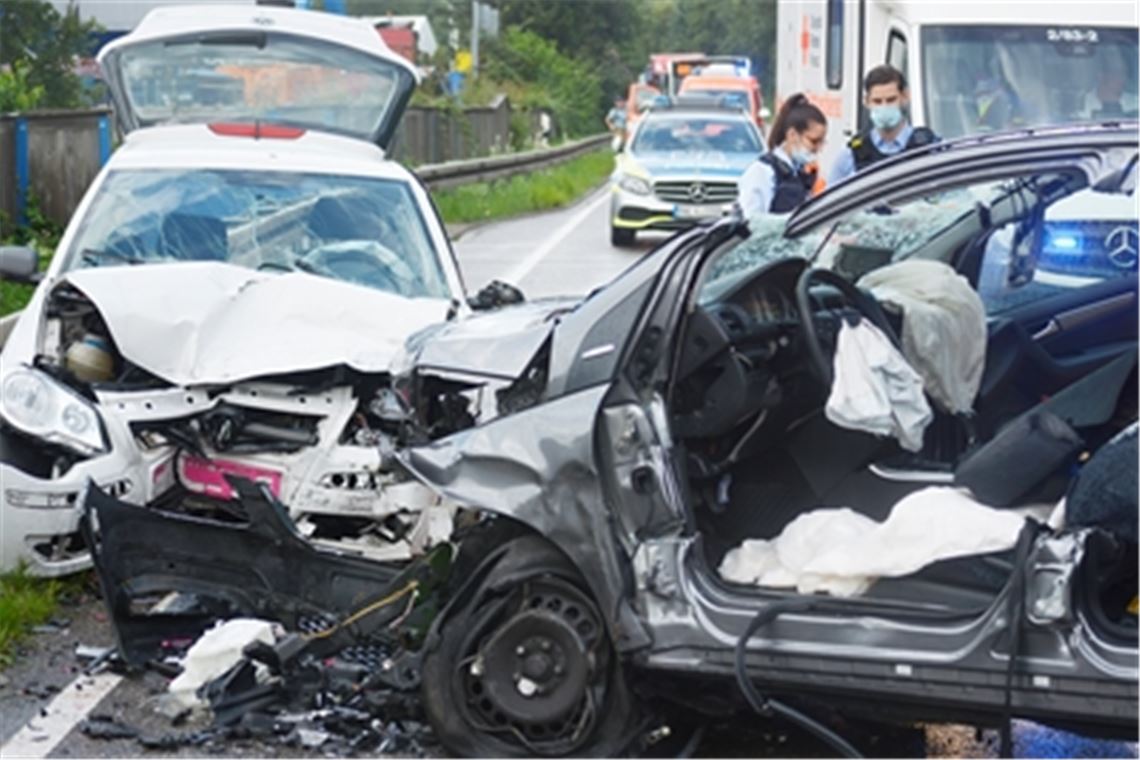 Schwerer Verkehrsunfall bei Enzberg Schwere Kollision auf der B10 bei Enzberg: Ingesamt sind drei Fahrzeuge in den Unfall verwickelt. Zwei Menschen erleiden schwere Verletzungen, vier werden laut Polizei leicht verletzt. Auch der Rettungshubschrauber ist an der Unfallstelle im Einsatz. Foto: Fotomoment