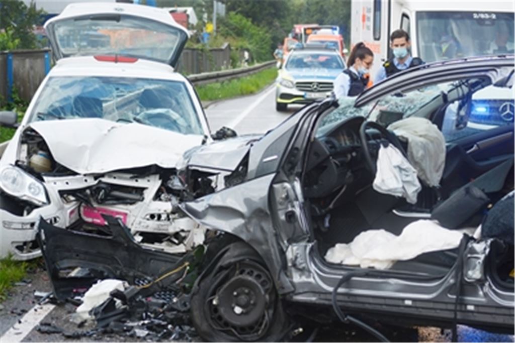 Schwere Kollision auf der B10 bei Enzberg: Ingesamt sind drei Fahrzeuge in den Unfall verwickelt. Zwei Menschen erleiden schwere Verletzungen, vier werden laut Polizei leicht verletzt. Auch der Rettungshubschrauber ist an der Unfallstelle im Einsatz. Foto: Fotomoment