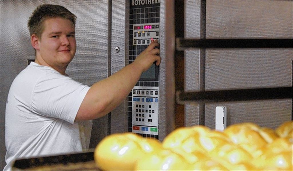 Schwere Mehlsäcke schleppen war gestern: Marvin Ziegler muss sich als Bäckerlehrling in der modernen Backstube zurecht finden und die Automaten programmieren können. 