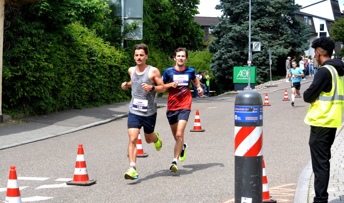 Schwere Poller gehören an der Strecke zum Sicherheitskonzept.