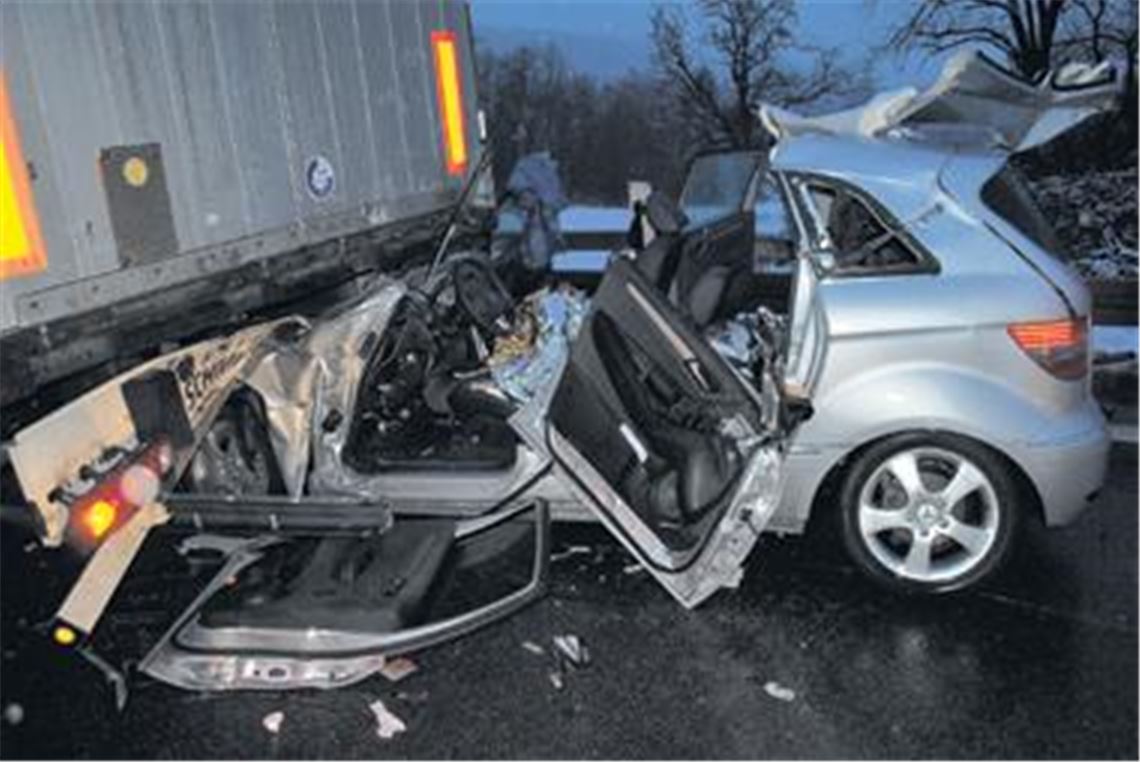 Schwere Verletzungen hat der Fahrer eines Mercedes der B-Klasse erlitten, der auf der Autobahn einen Sattelzug rammte.
Foto: Myroshnichenko
