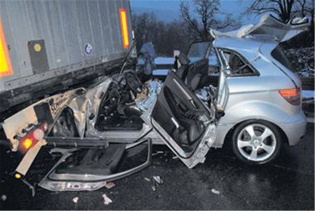Schwere Verletzungen hat der Fahrer eines Mercedes der B-Klasse erlitten, der auf der Autobahn einen Sattelzug rammte.
Foto: Myroshnichenko