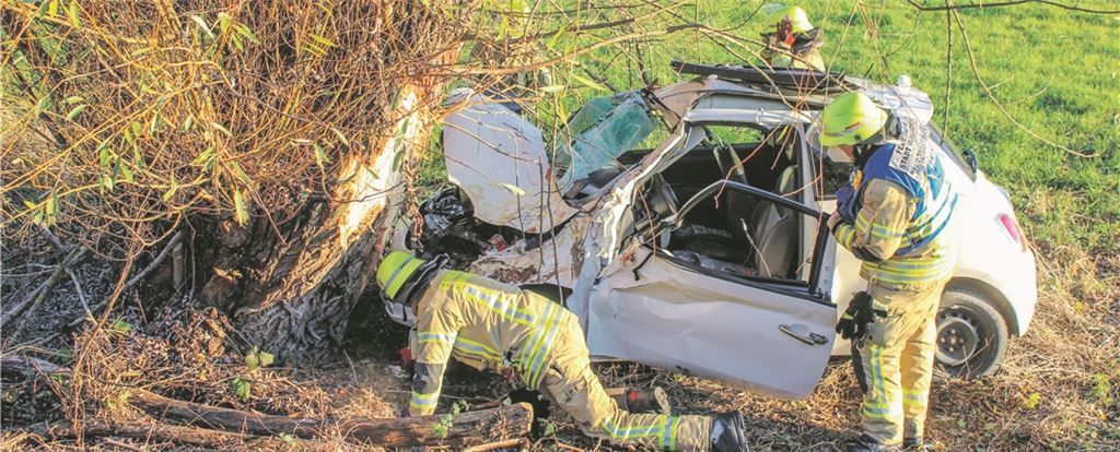 Schwere Verletzungen hat die junge Frau erlitten, die mit ihrem Auto gegen einen Baum prallte. Foto: Markus Rott/Einsatz-Report24