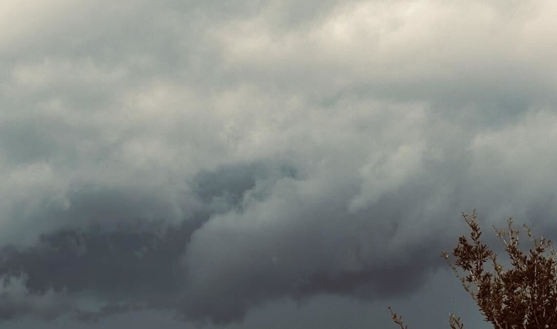 Schwere Wolken am Himmel.