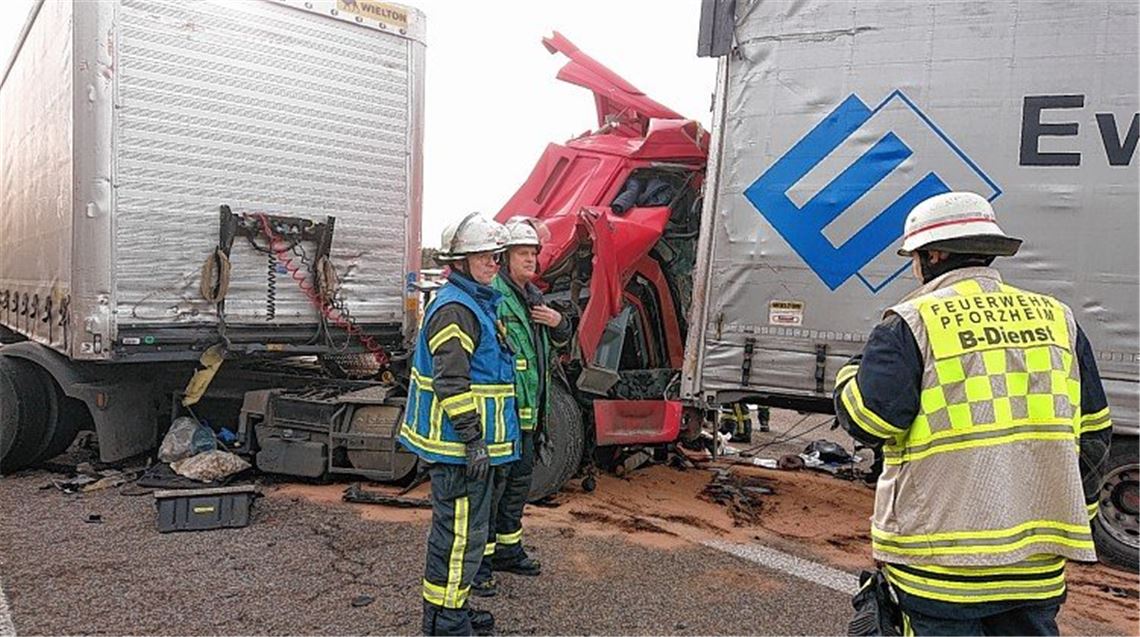 Lkw prallt in Stauende