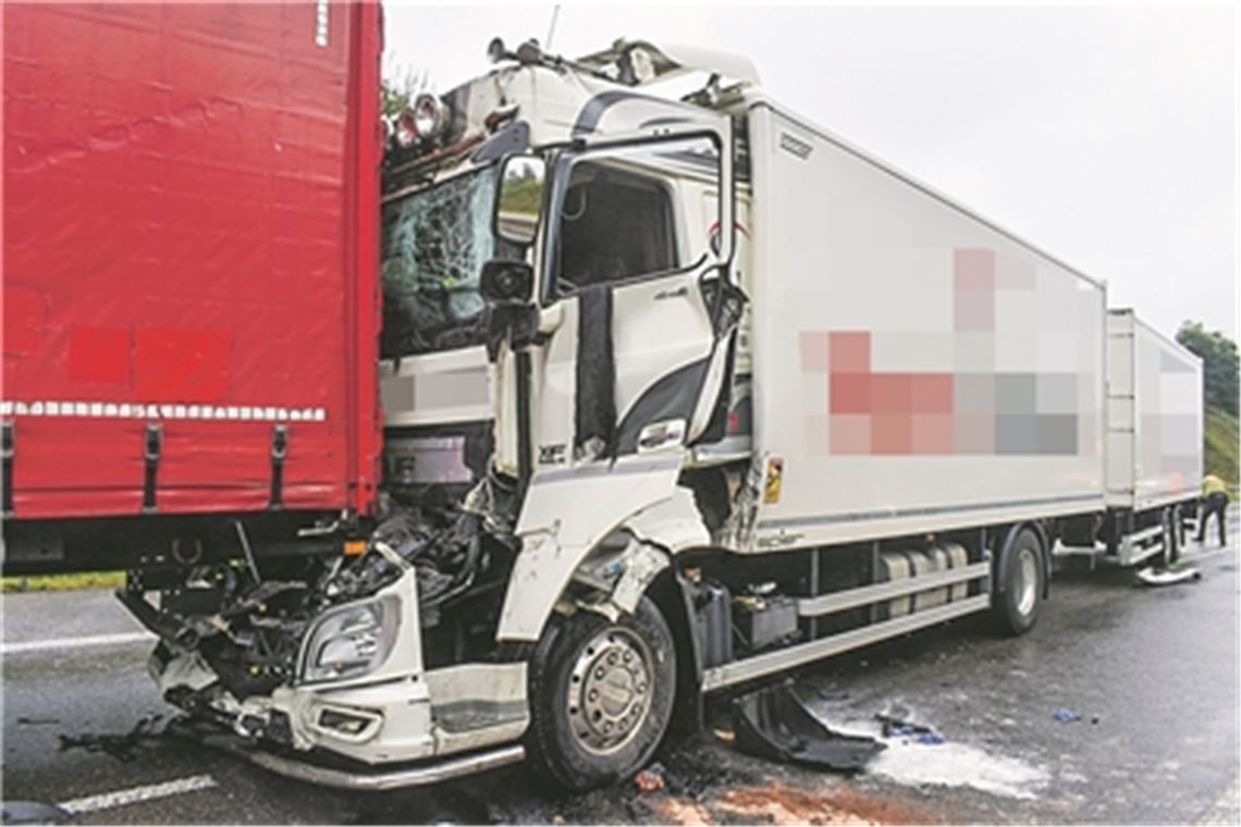 Lkw-Unfall mit tödlichem Ausgang auf der A8 Schwerer Lkw-Unfall auf der A8 fordert die Einsatzkräfte. Foto: myro