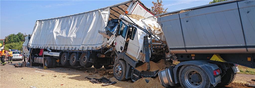 Schwerer Lkw-Unfall legt Autobahn lahm