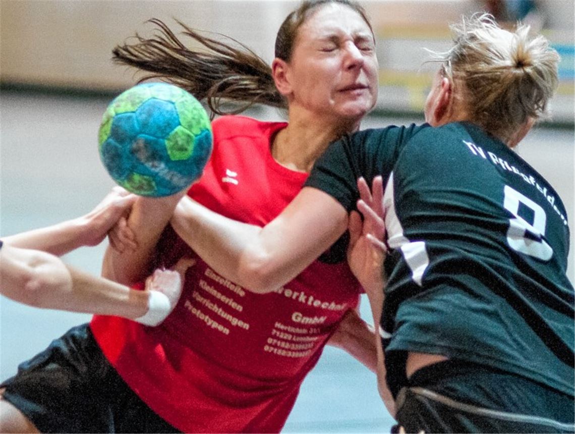 Schwerer Stand für Wiernsheims Handballfrauen (in Rot). Foto: Zschorsch