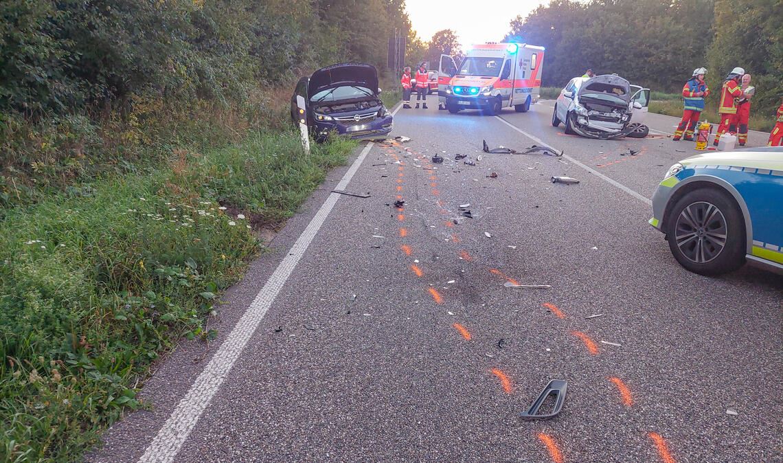 Schwerer Unfall auf der B35 am Mittwochabend bei Knittlingen: Der Sachschaden beträgt etwa 16000 Euro. Die Autos mussten abgeschleppt werden. Foto: Daniel Herbolsheimer/EinsatzReport24 