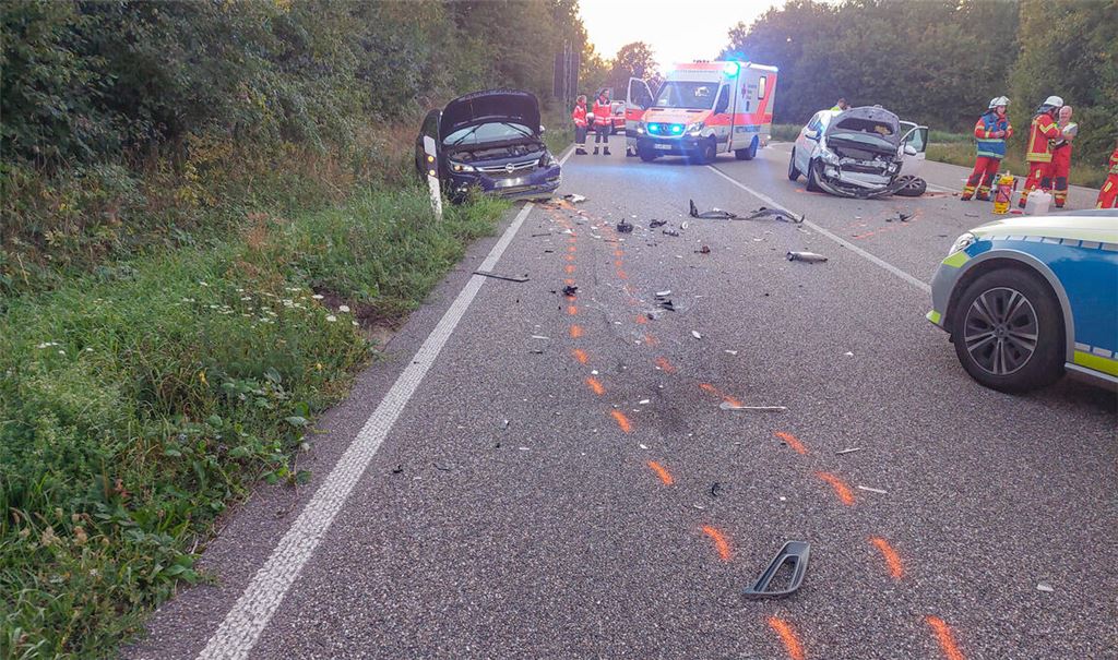 Schwerer Unfall auf der B35 am Mittwochabend bei Knittlingen: Der Sachschaden beträgt etwa 16000 Euro. Die Autos mussten abgeschleppt werden. Foto: Daniel Herbolsheimer/EinsatzReport24 