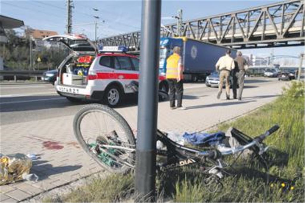 Schwerer Unfall auf der Mühlacker Ziegeleistraße: Nach dem Zusammenstoß mit einem Auto bleibt das Fahrrad des 20-Jährigen völlig zerstört am Straßenrand liegen. 
Foto: Franz