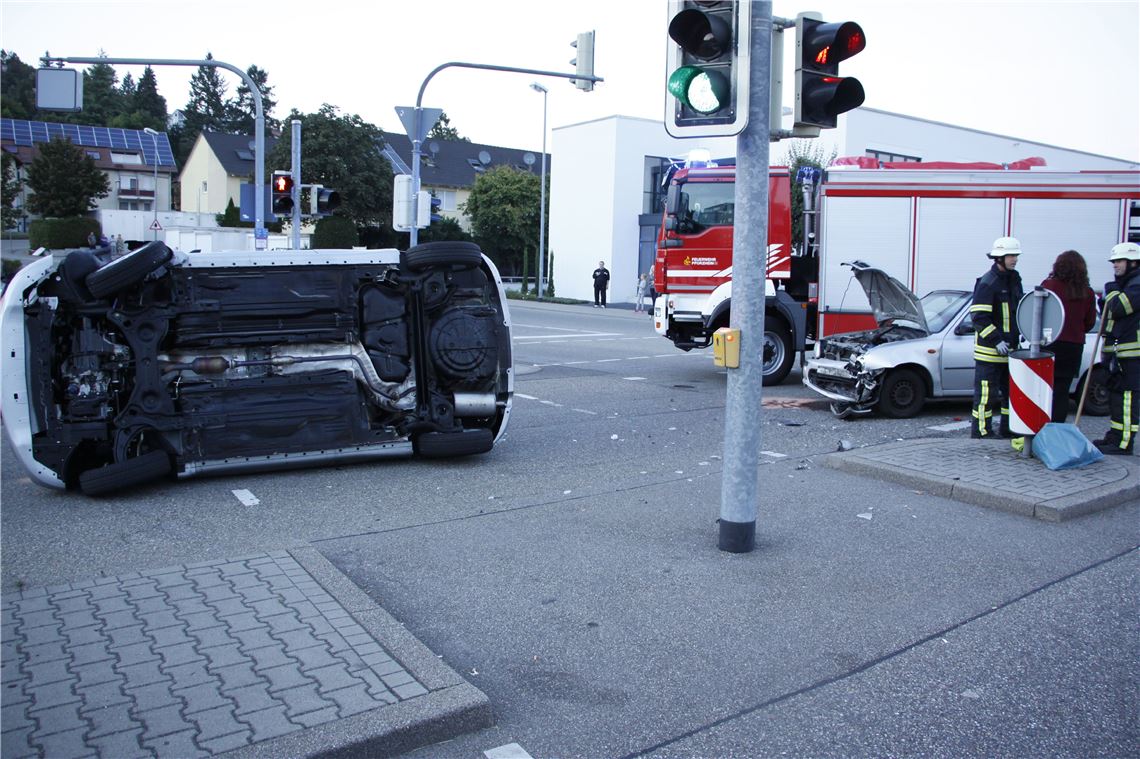 schwerer Verkehrsunfall an der Viktoriabruecke/ Kelterstr. - 2 Personen Verletzt